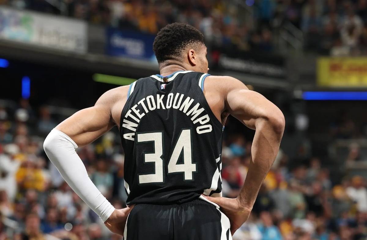 密尔沃基雄鹿训练开放日,赛前复出首秀引欢呼,中超在即,年轻球员得到机会的简单介绍 密尔沃基雄鹿训练开放日,赛前复出首秀引欢呼,中超在即,年轻球员得到机会的简单介绍