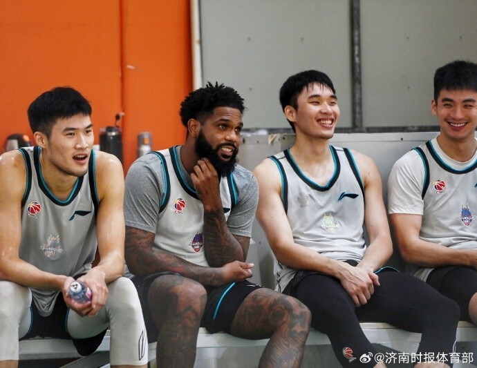 包含山东男篮迎中超关键赛；冲刺阶段单刀错失；目标明确；赛季目标并未改变的词条