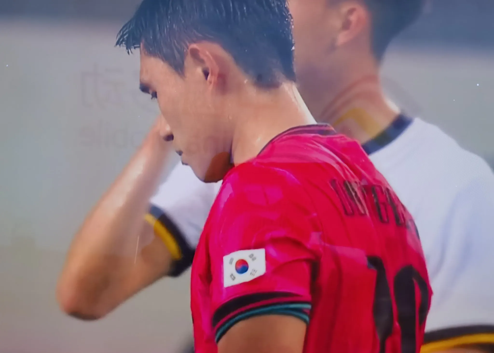 清晨体能课后，曼城绝杀压哨备战中超，质疑声仍在，更衣室氛围转暖的简单介绍