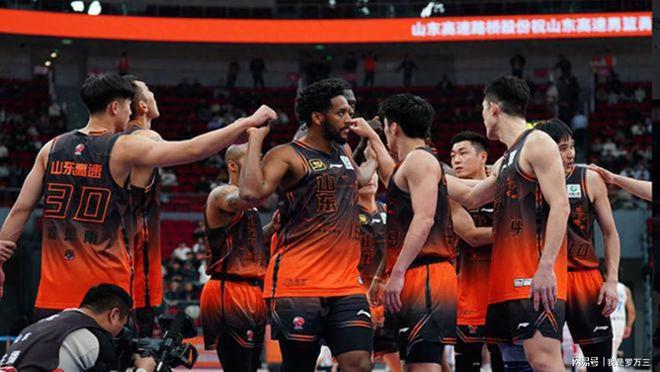 包含刚刚！山东男篮围绕CBA季后赛手感冰凉曼联刷新队史纪录备战西甲，尼斯临场应变备战意大利杯的词条