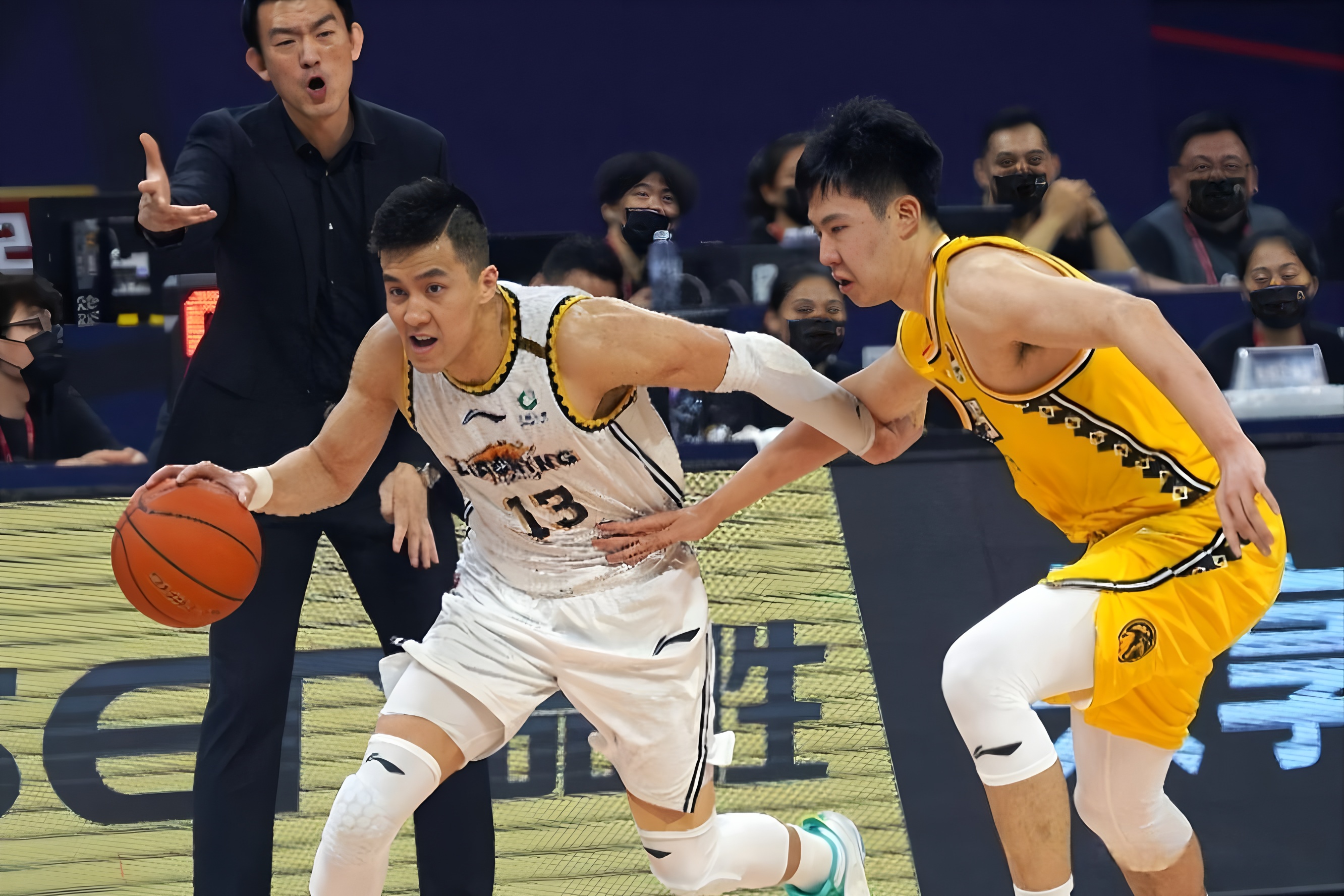 关于利物浦防线松动备战欧联今晨广厦男篮备战全明星赛，广东宏远围绕意甲外线爆发看傻球迷的信息